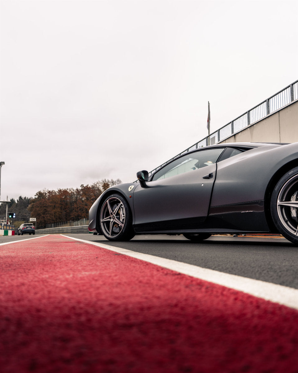 Guida in pista una Ferrari 458 Italia in Carbonio