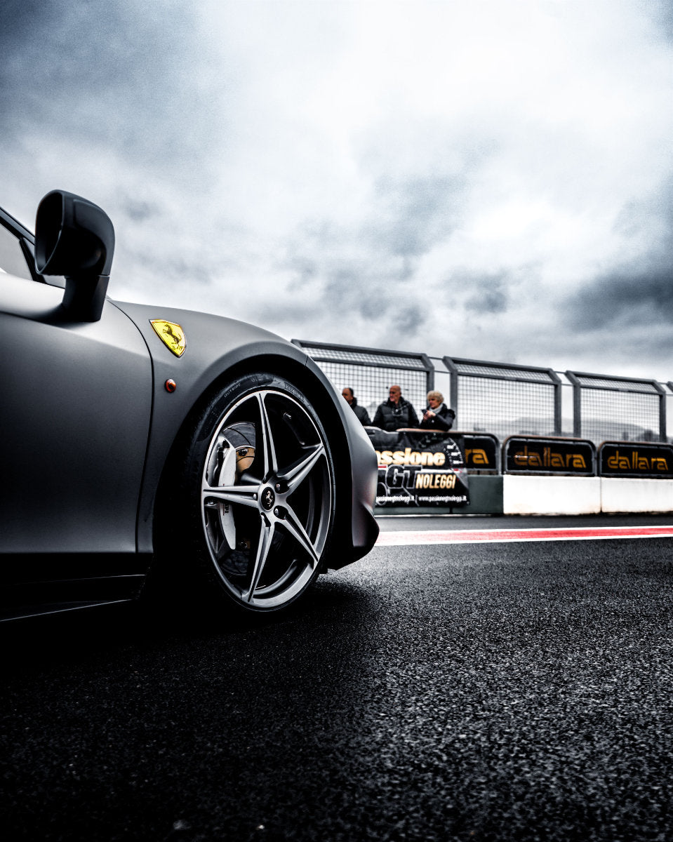Guida in pista una Ferrari 458 Italia in Carbonio