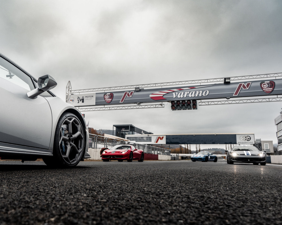 4 giri di pista su 4 GT