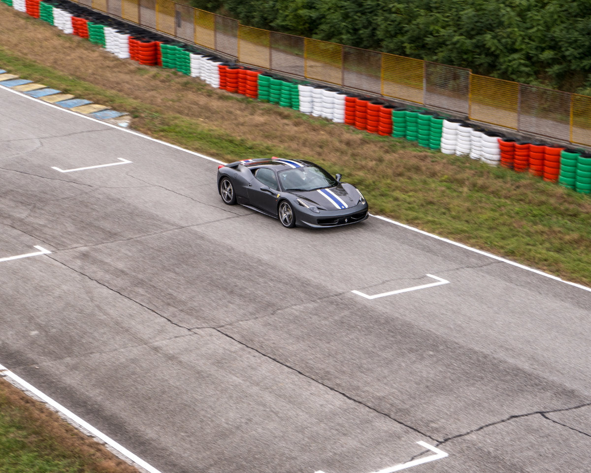 Guida in pista una Ferrari 458 Italia in Carbonio