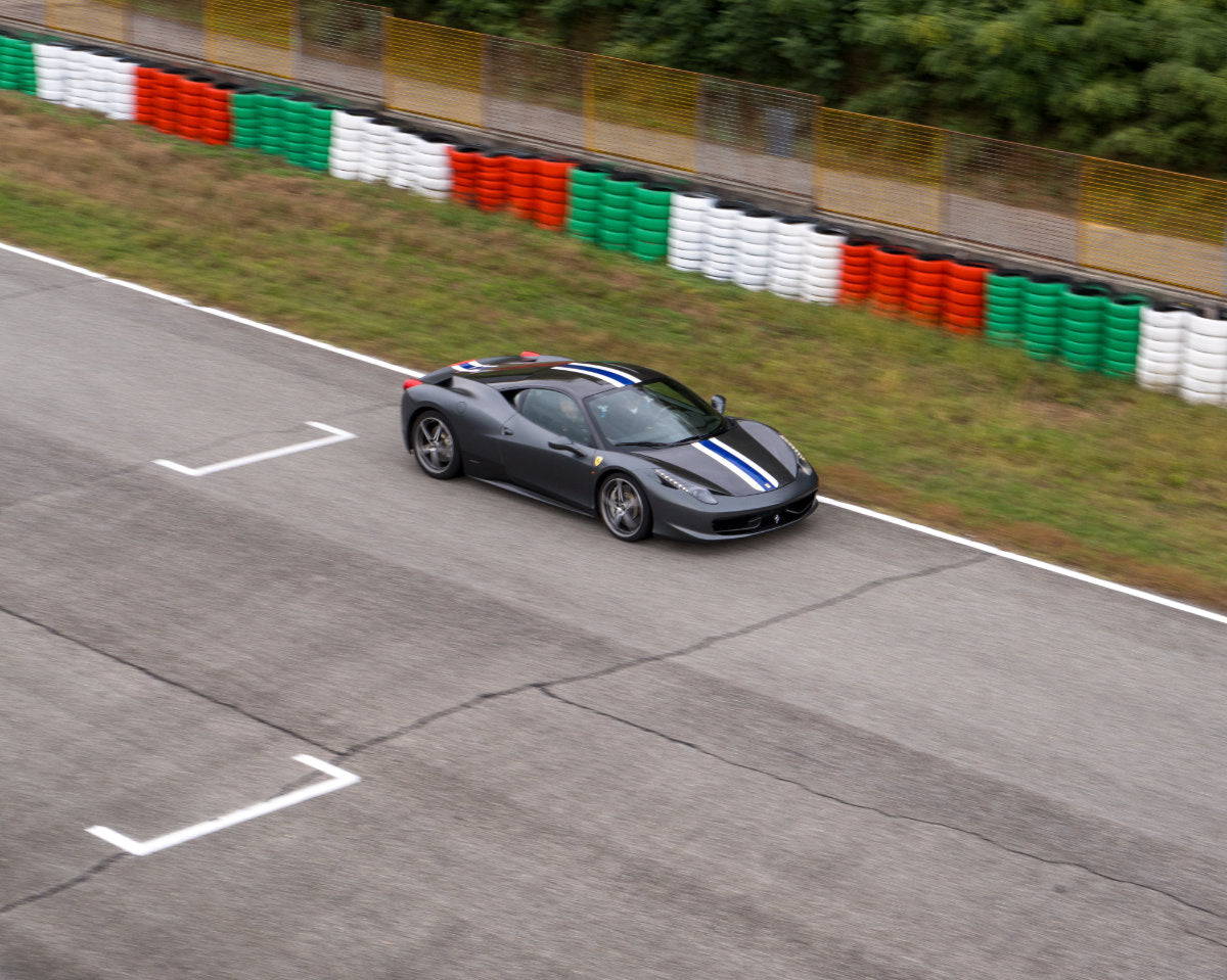 Guida in pista una Ferrari 458 Italia in Carbonio