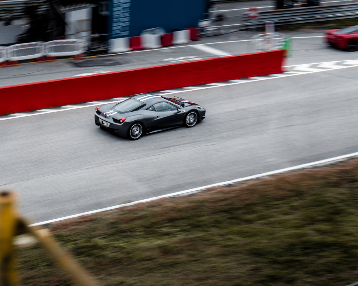 Guida in pista una Ferrari 458 Italia in Carbonio