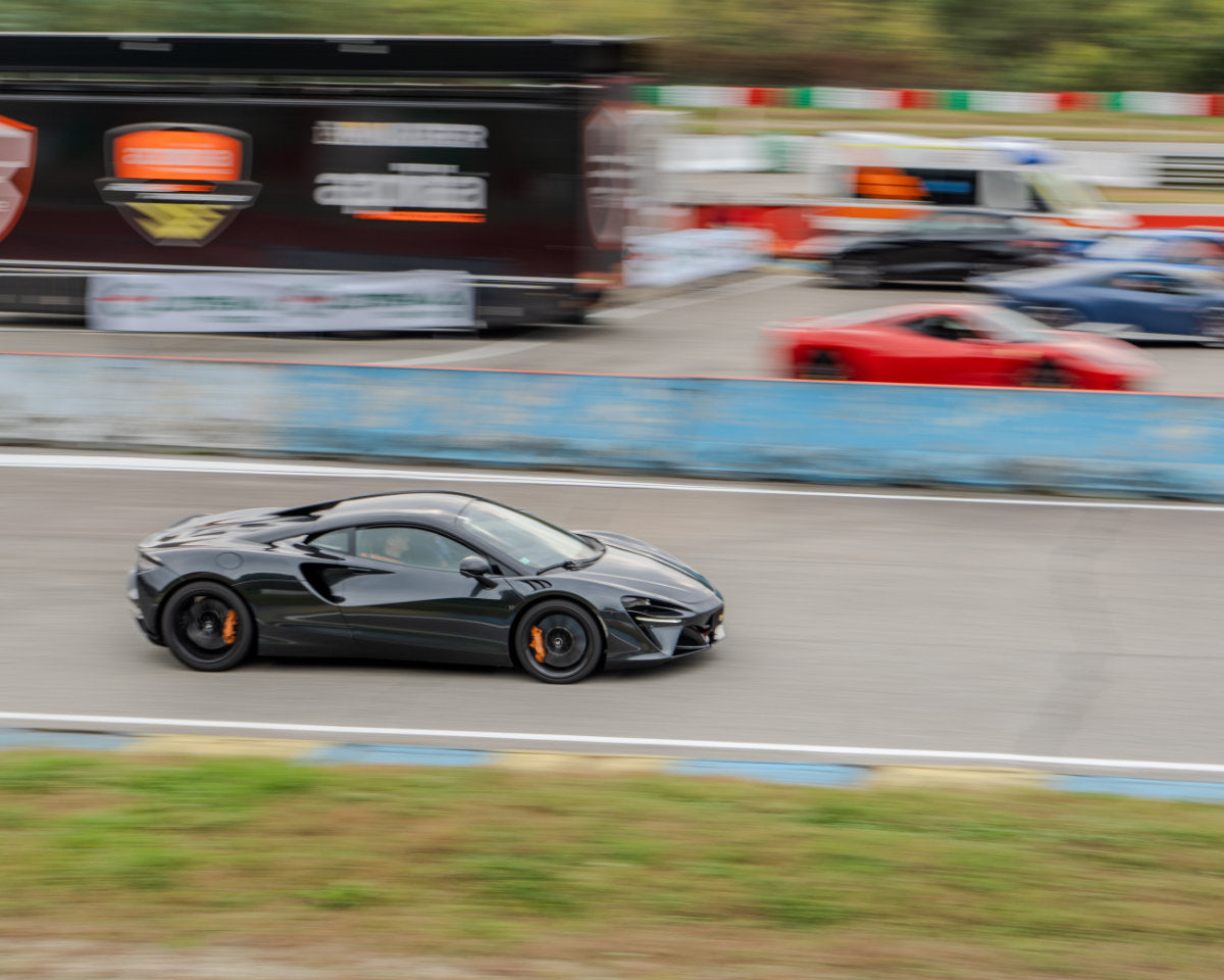 Guida in pista una McLaren Artura Performance