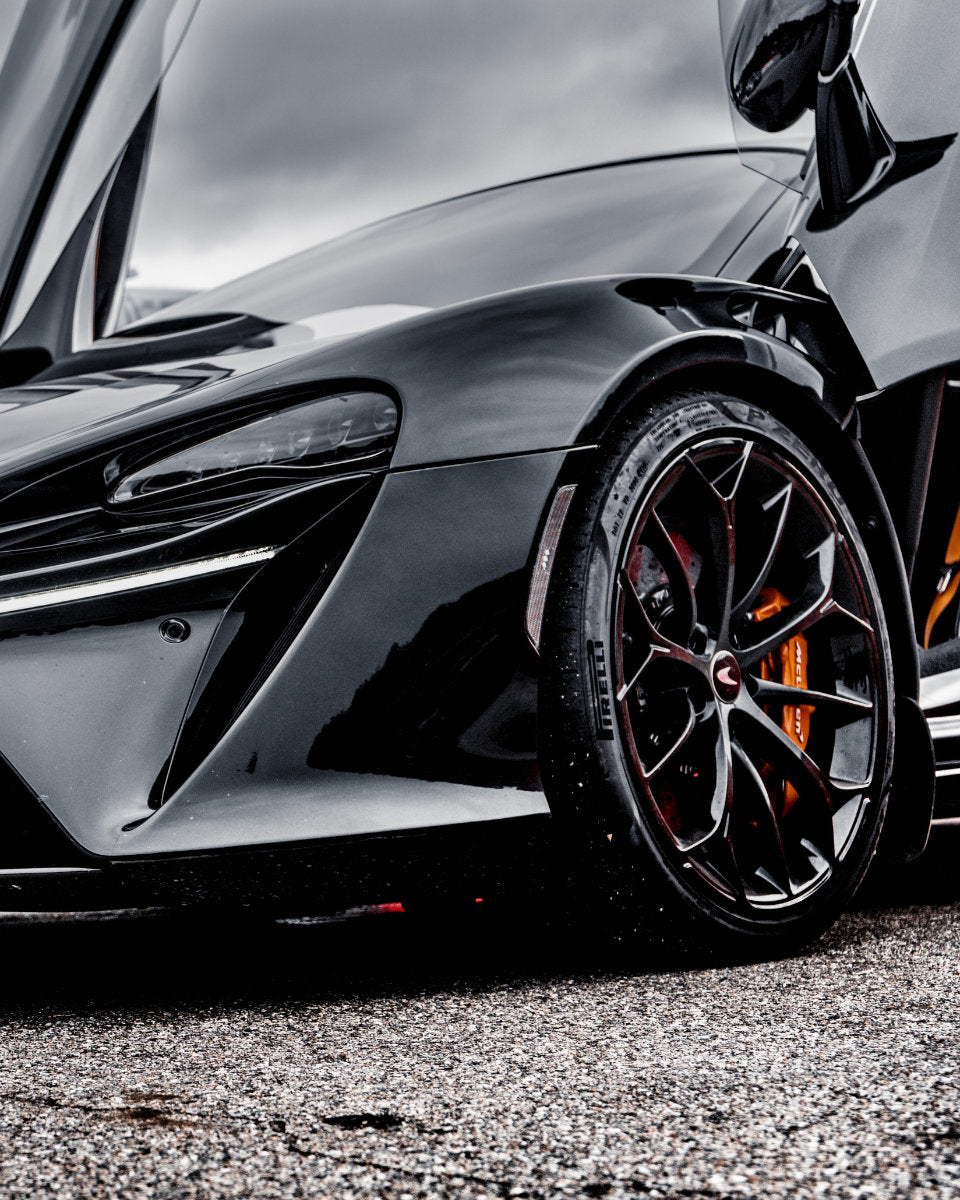 Guida in pista una McLaren Artura Performance