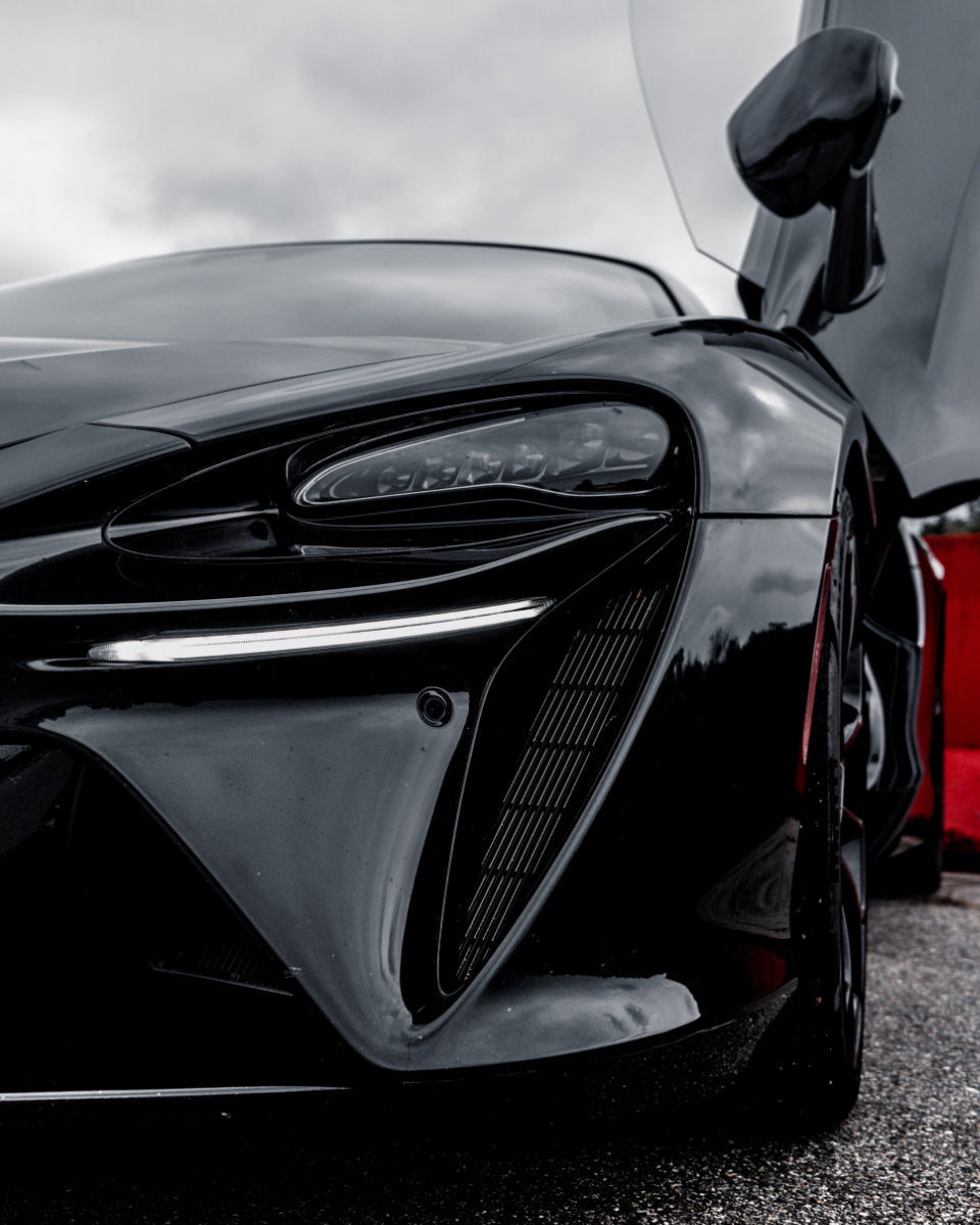 Guida in pista una McLaren Artura Performance