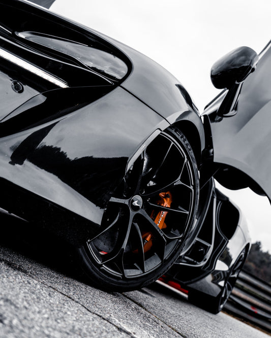 Guida in pista una McLaren Artura Performance