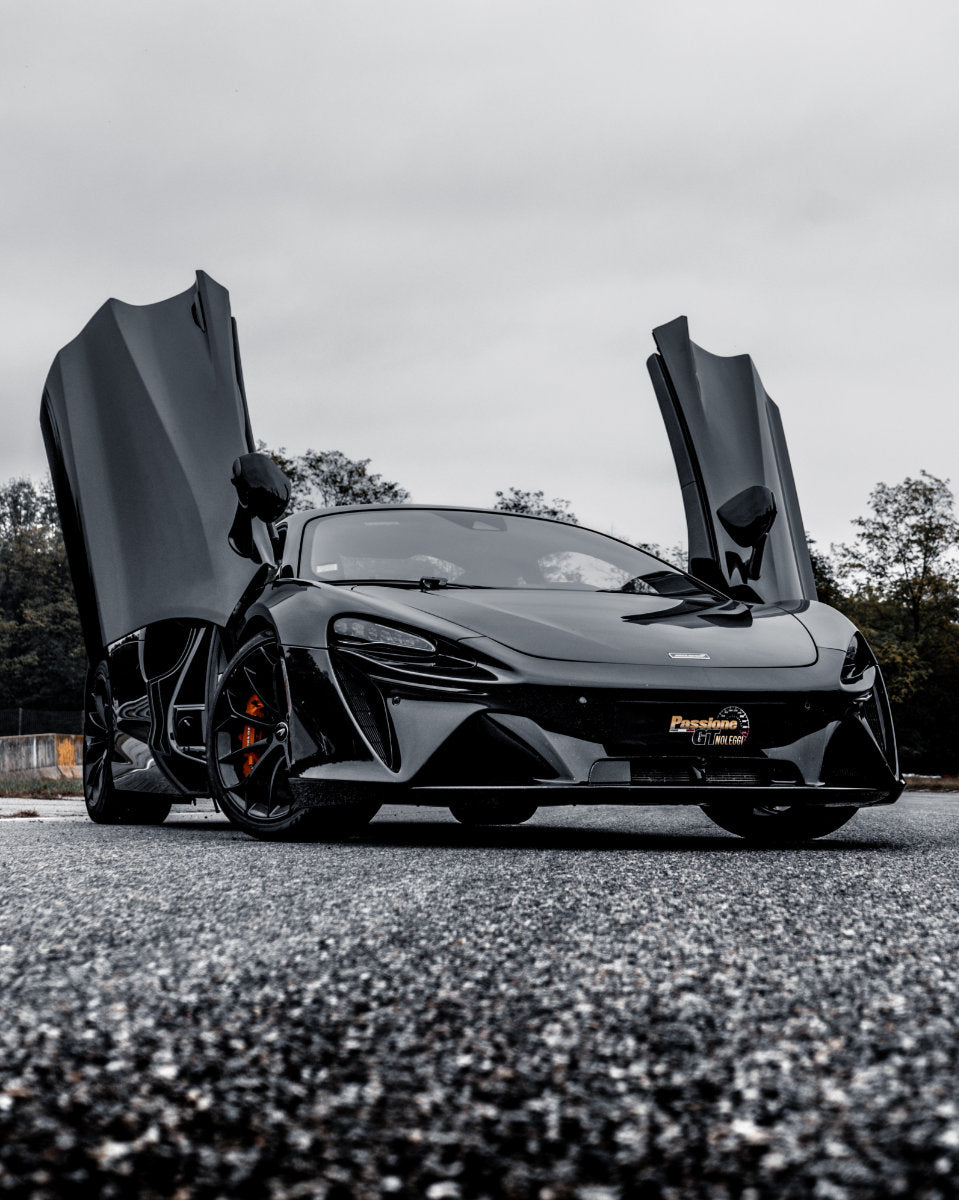 Guida in pista una McLaren Artura Performance