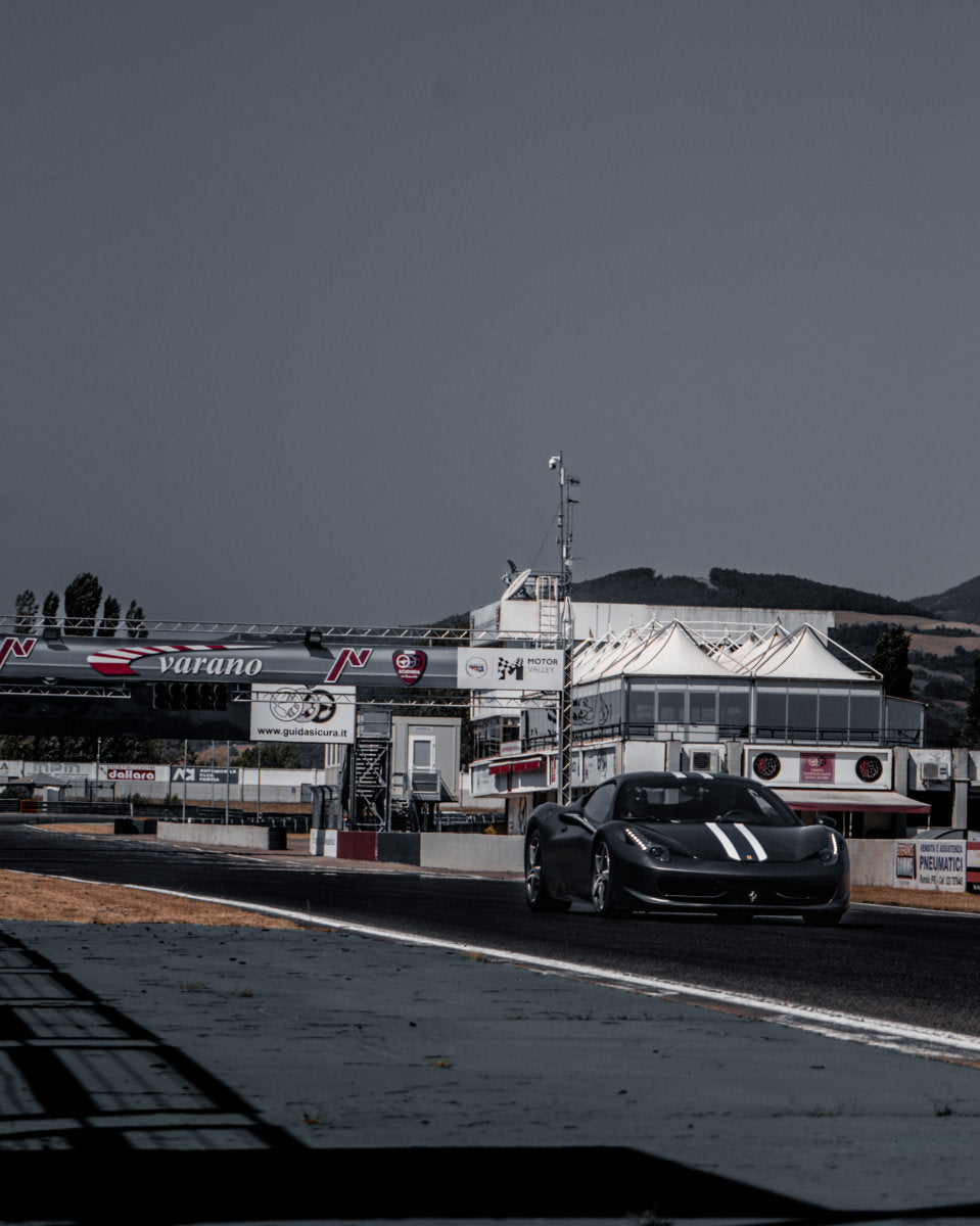 Guida in pista una Ferrari 458 Italia in Carbonio
