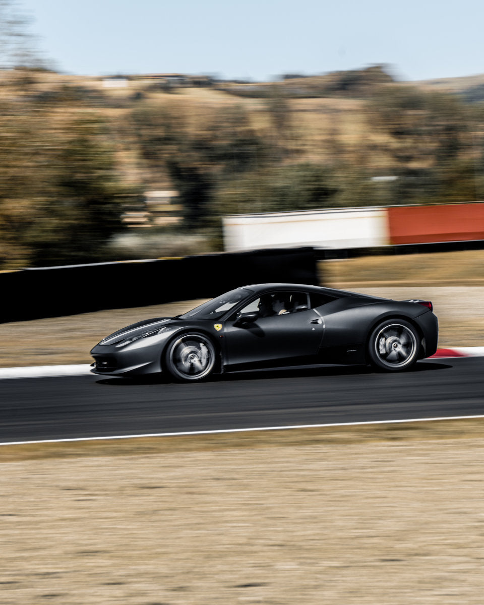 Guida in pista una Ferrari 458 Italia in Carbonio