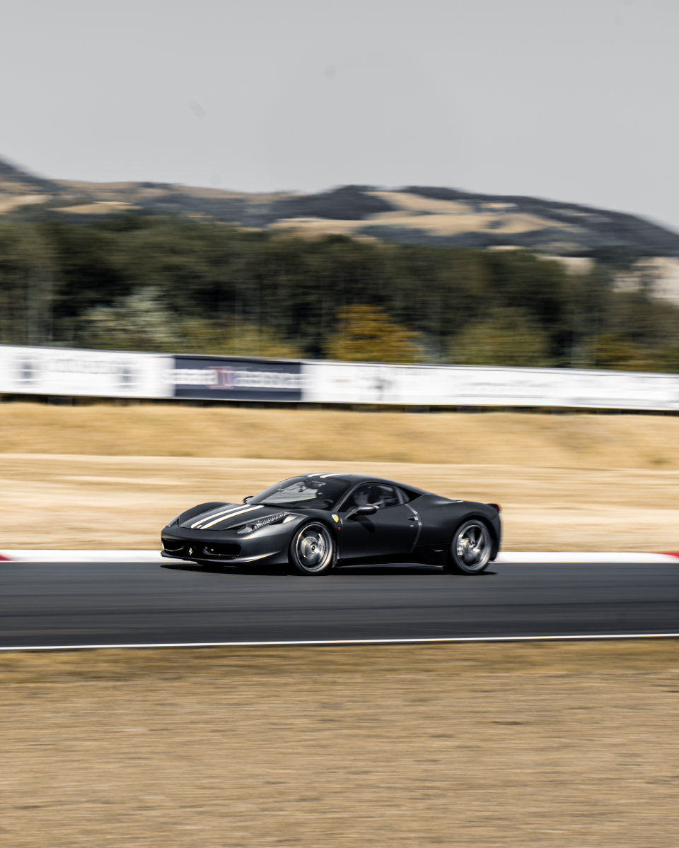 Guida in pista una Ferrari 458 Italia in Carbonio