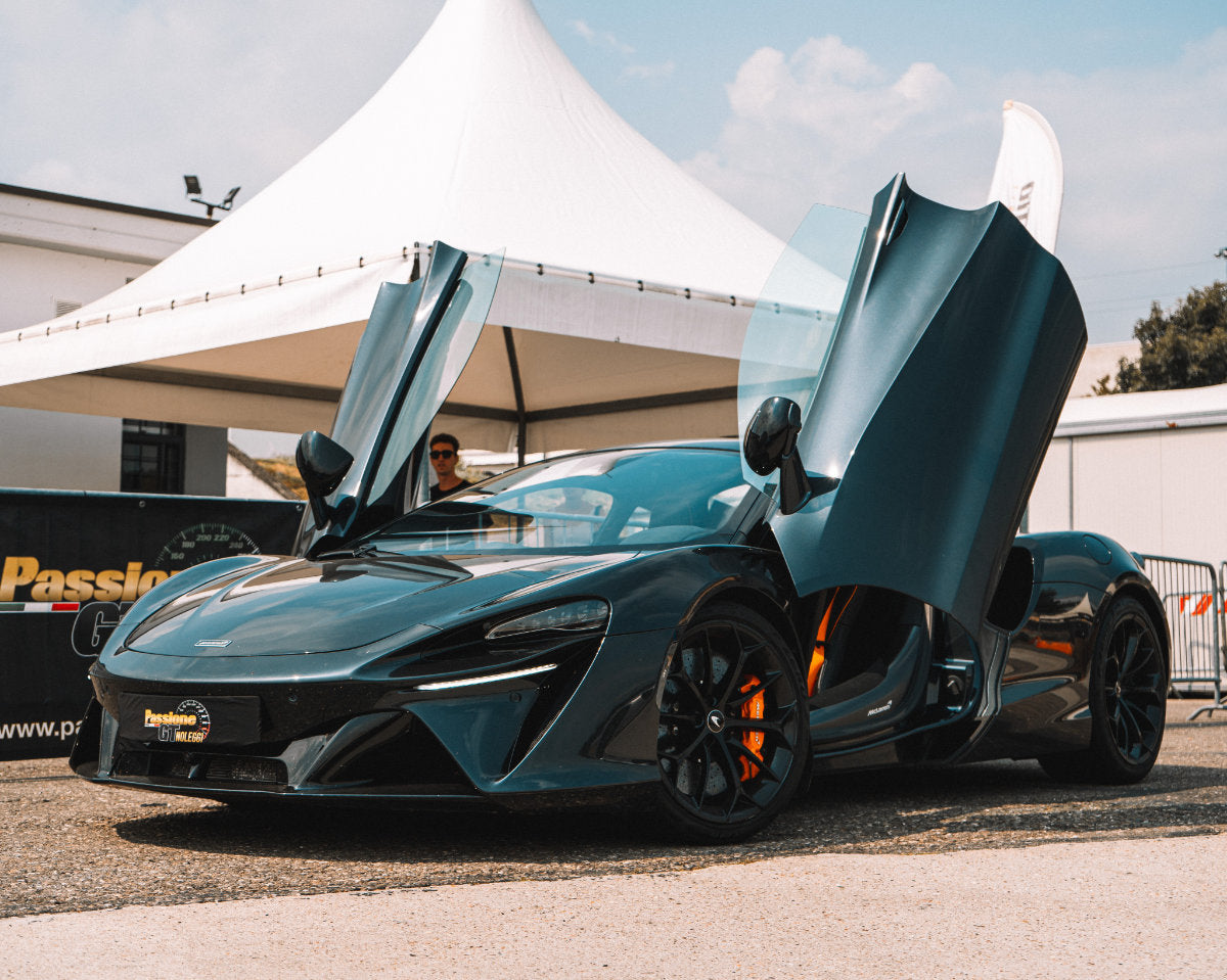 Guida in pista una McLaren Artura Performance