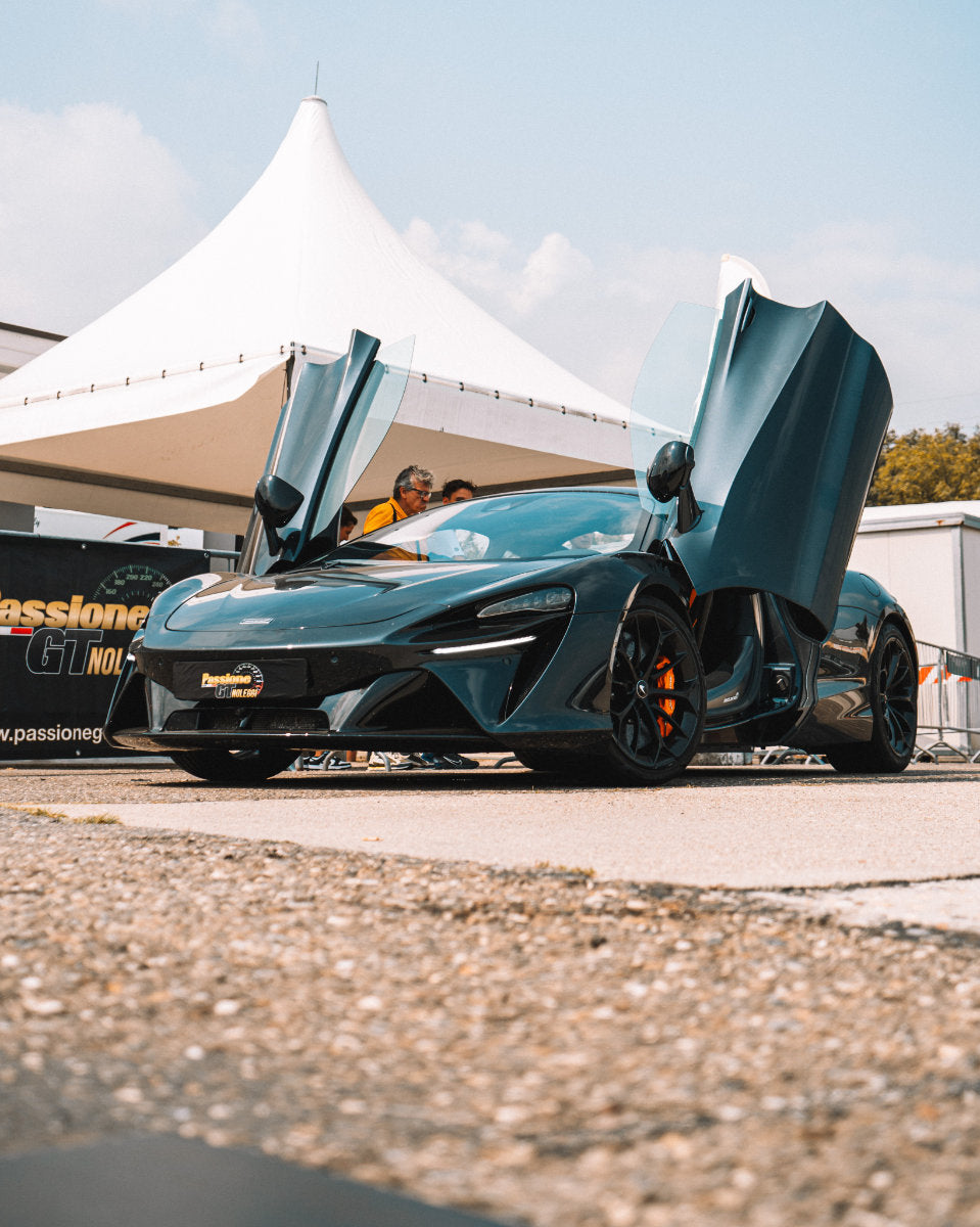 Guida in pista una McLaren Artura Performance