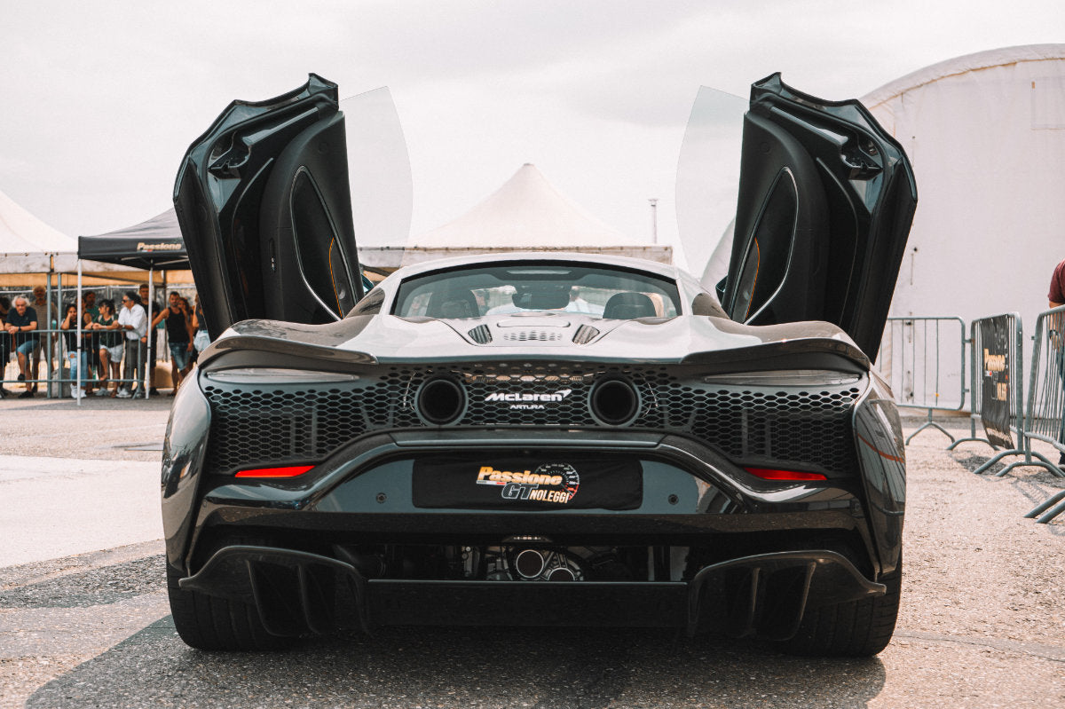 Guida in pista una McLaren Artura Performance