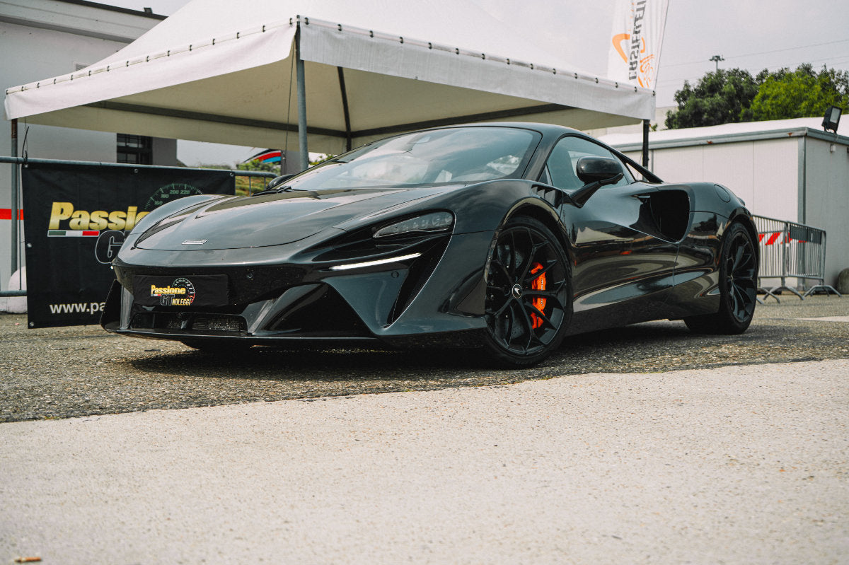 Guida in pista una McLaren Artura Performance