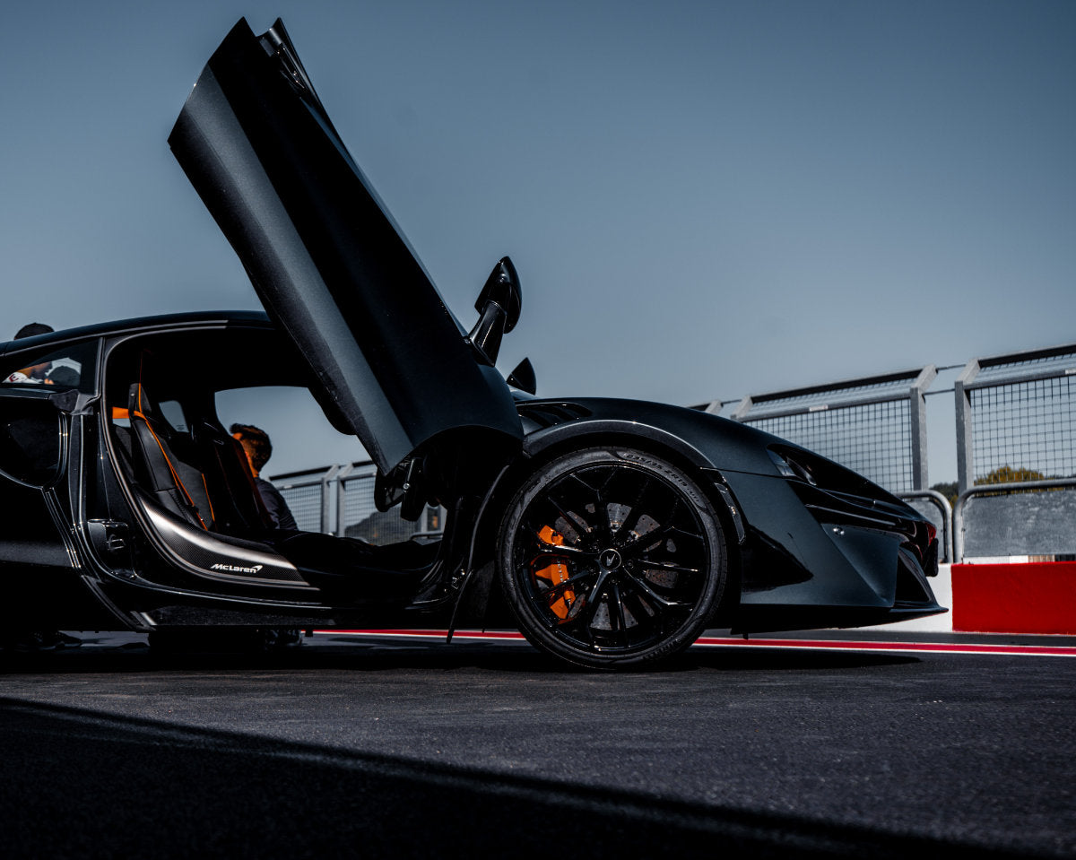 Guida in pista una McLaren Artura Performance
