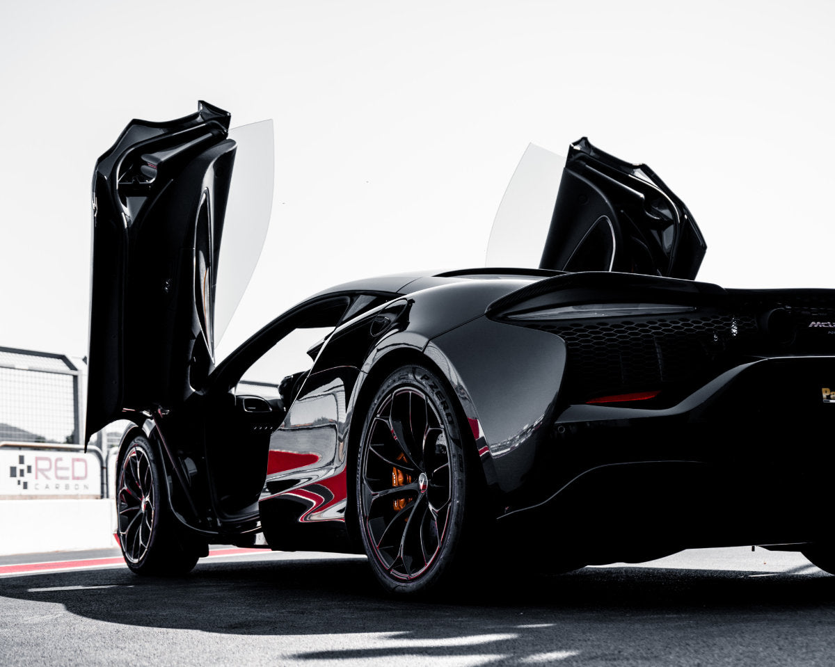 Guida in pista una McLaren Artura Performance