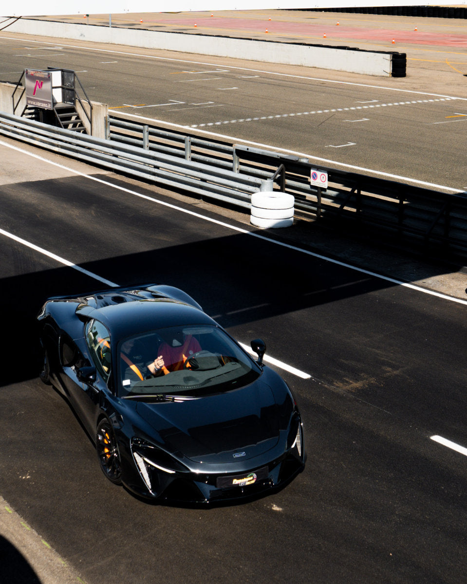 Guida in pista una McLaren Artura Performance