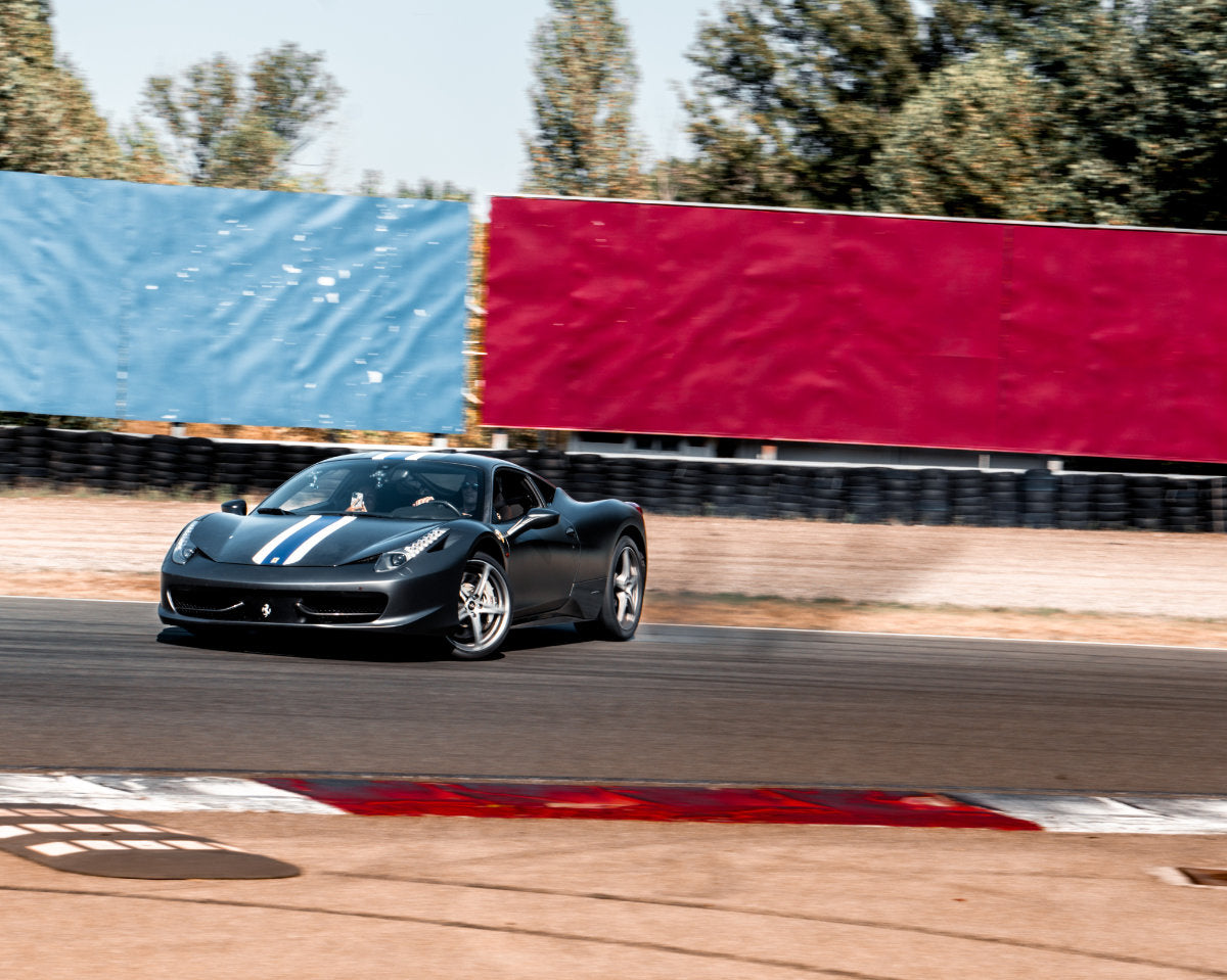 Guida in pista una Ferrari 458 Italia in Carbonio