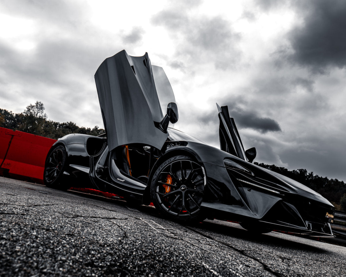 Guida in pista una McLaren Artura Performance