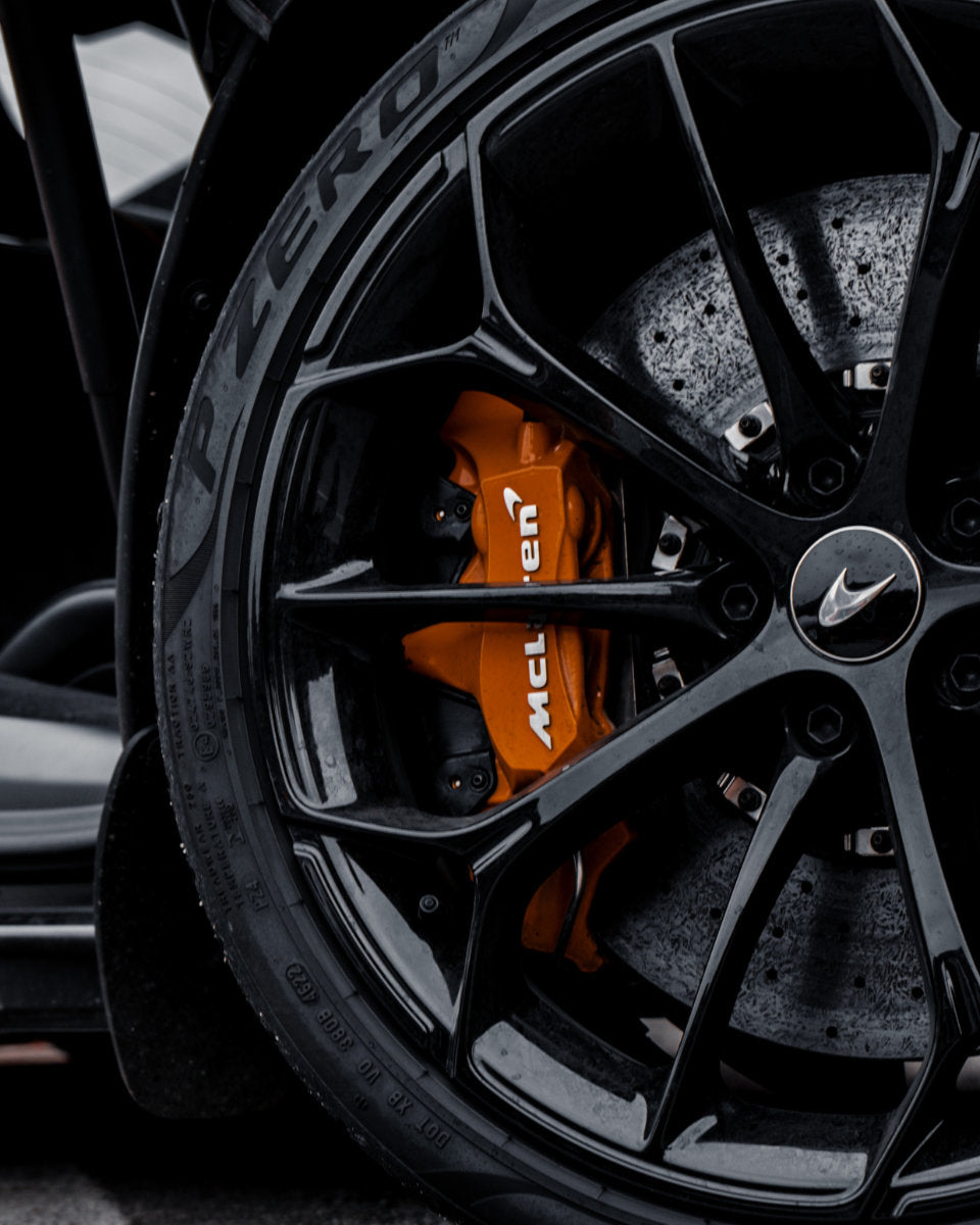 Guida in pista una McLaren Artura Performance