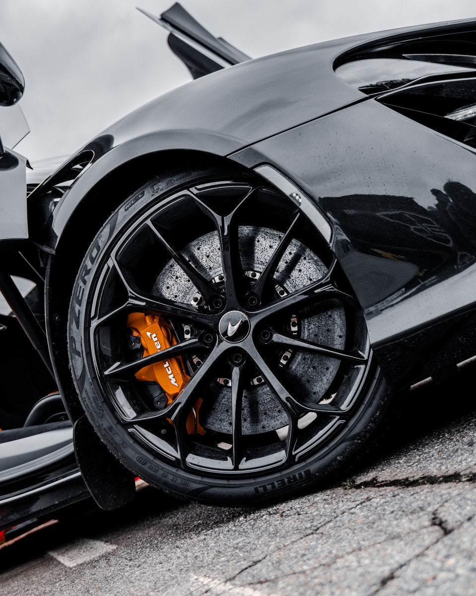 Guida in pista una McLaren Artura Performance