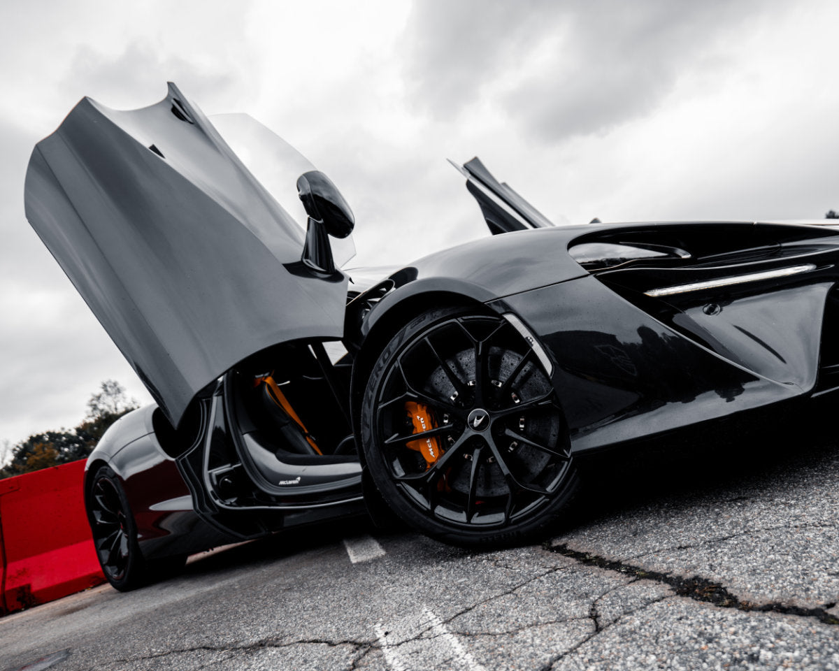 Guida in pista una McLaren Artura Performance