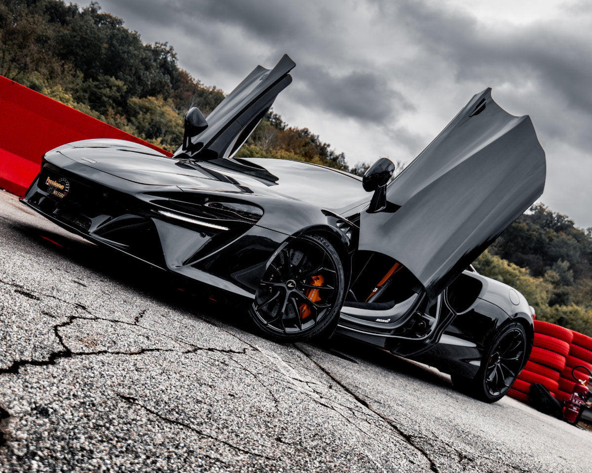 Guida in pista una McLaren Artura Performance