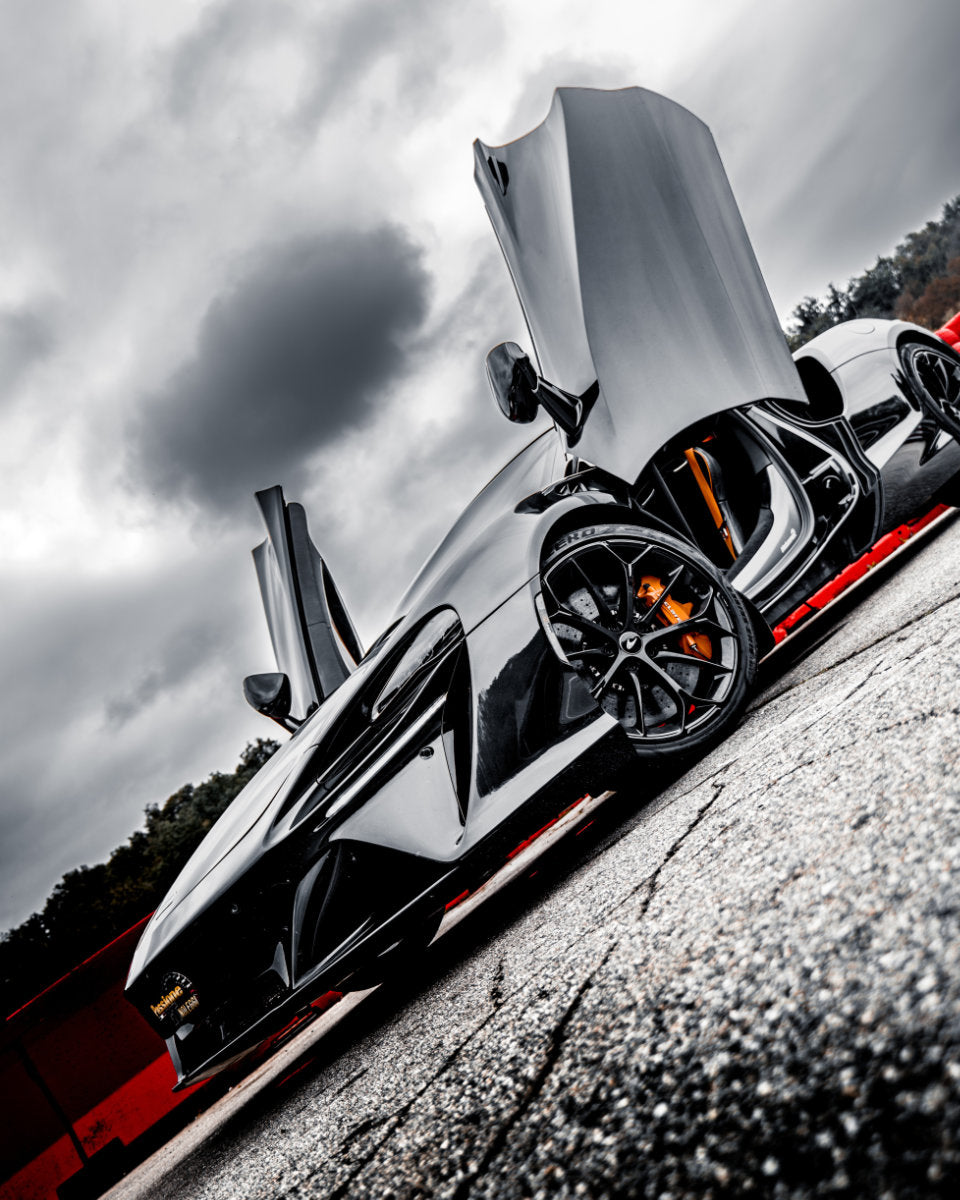 Guida in pista una McLaren Artura Performance