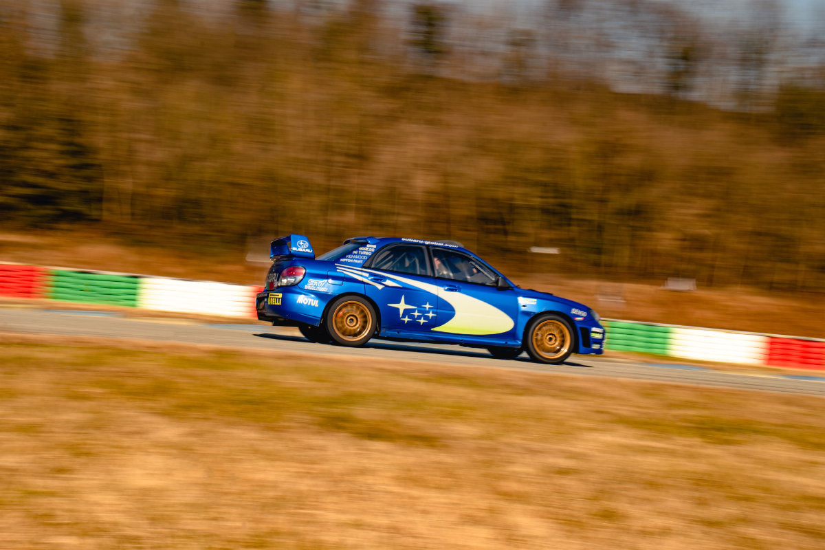 Guida in pista una Subaru Impreza STI