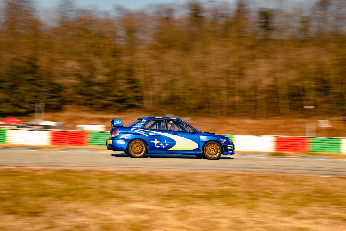 Guida in pista una Subaru Impreza STI