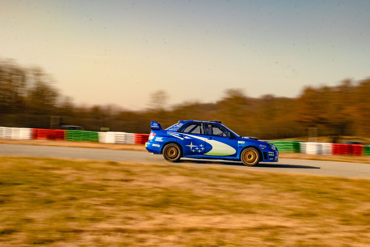 Guida in pista una Subaru Impreza STI