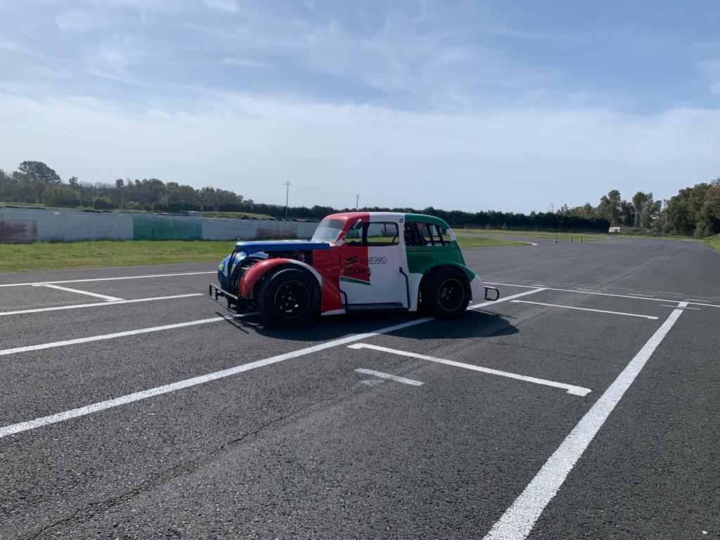 Guida in pista una Legends Car