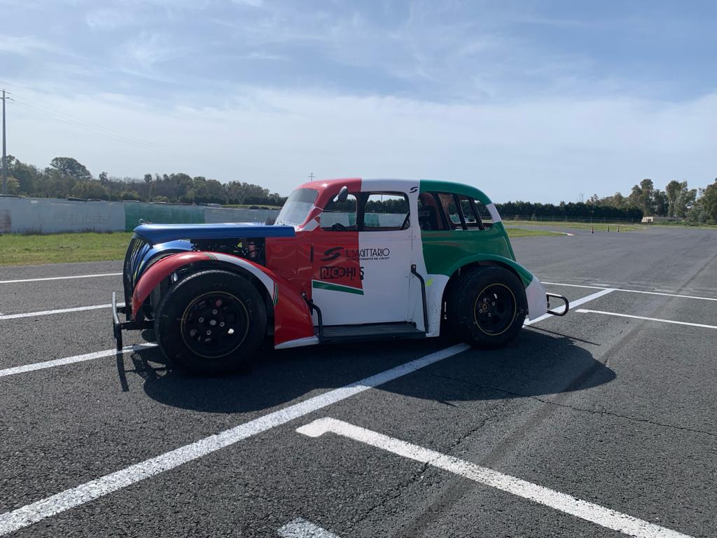 Guida in pista una Legends Car