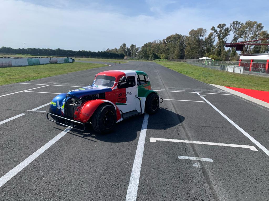 Guida in pista una Legends Car