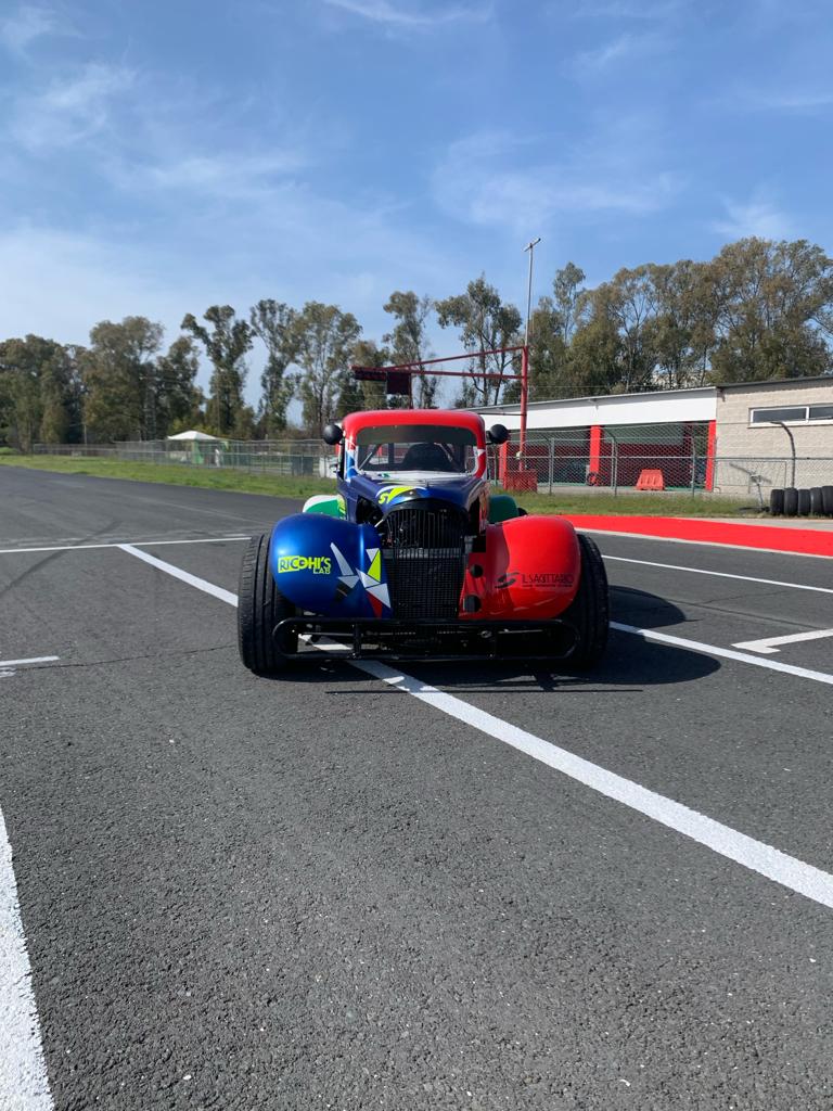 Guida in pista una Legends Car