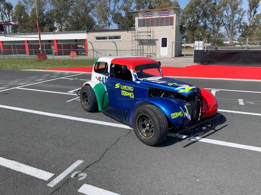 Guida in pista una Legends Car