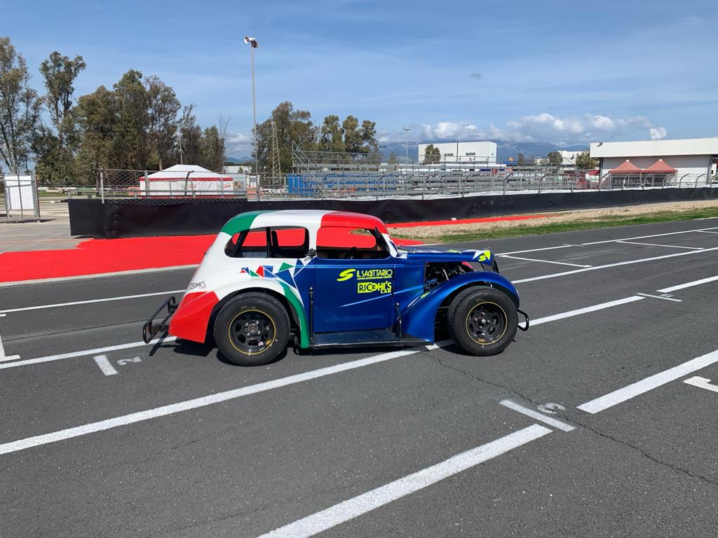 Guida in pista una Legends Car
