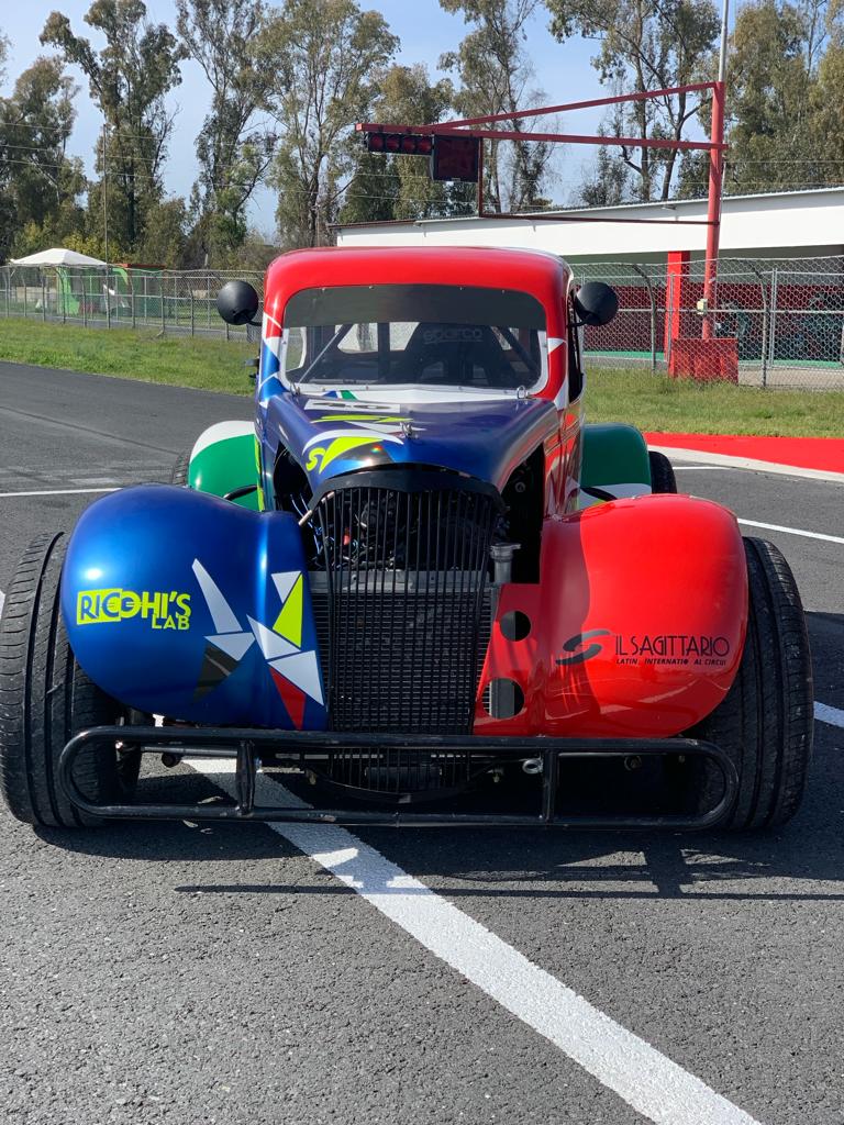 Guida in pista una Legends Car