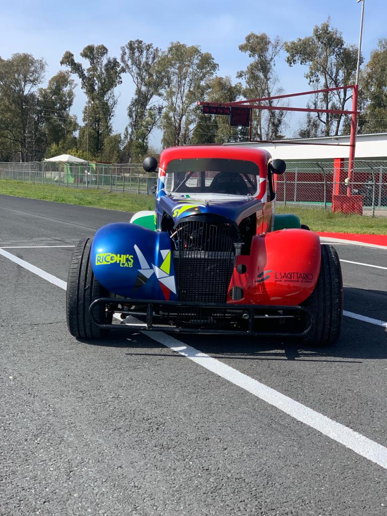 Guida in pista una Legends Car
