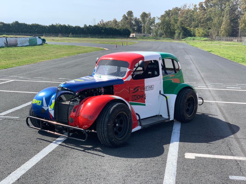 Guida in pista una Legends Car
