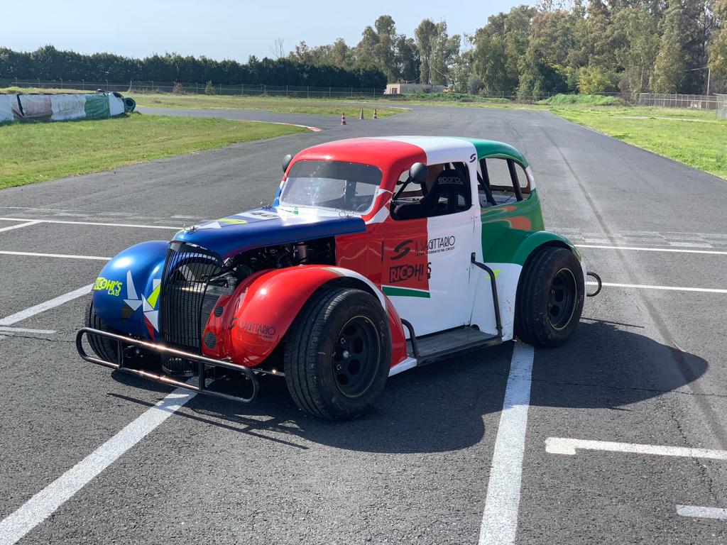 Guida in pista una Legends Car