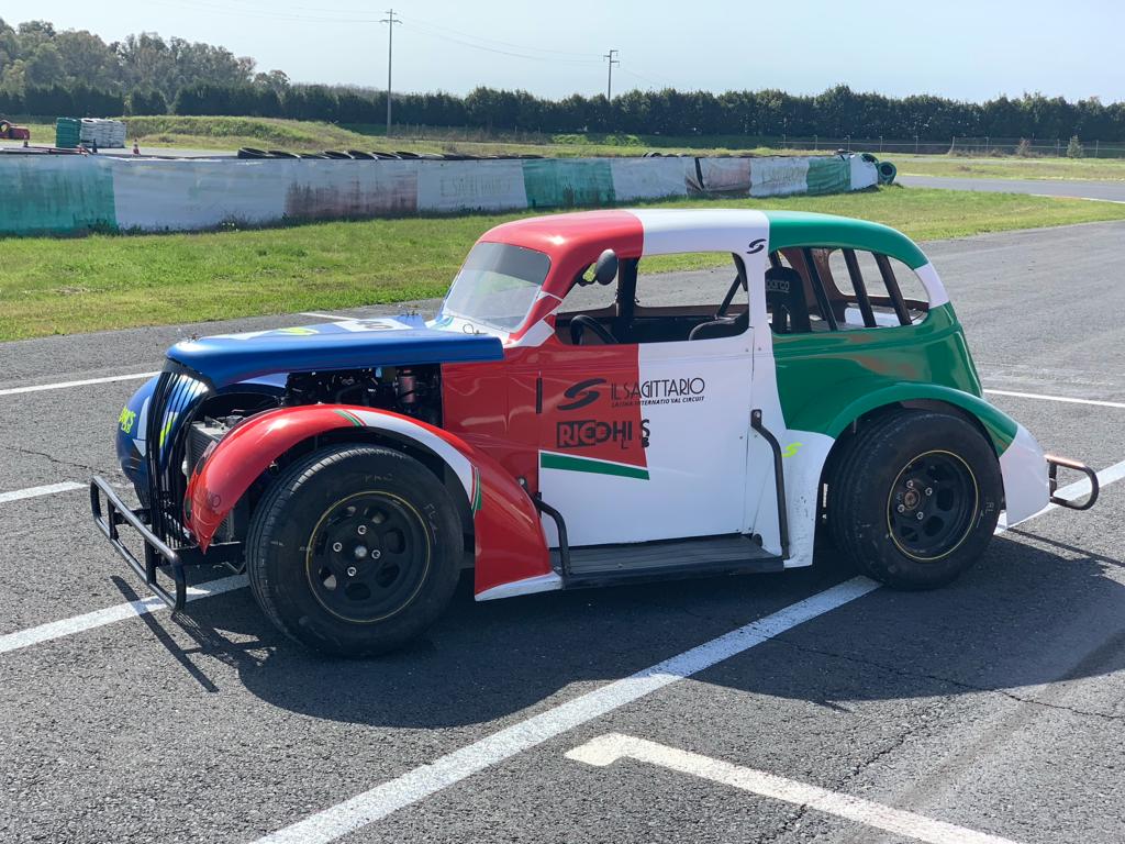 Guida in pista una Legends Car