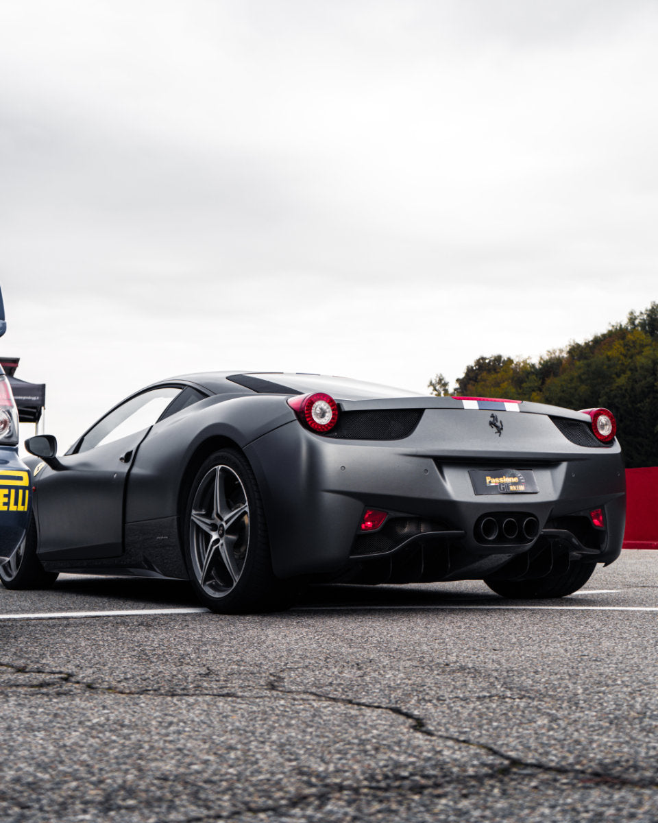 Guida in pista una Ferrari 458 Italia in Carbonio