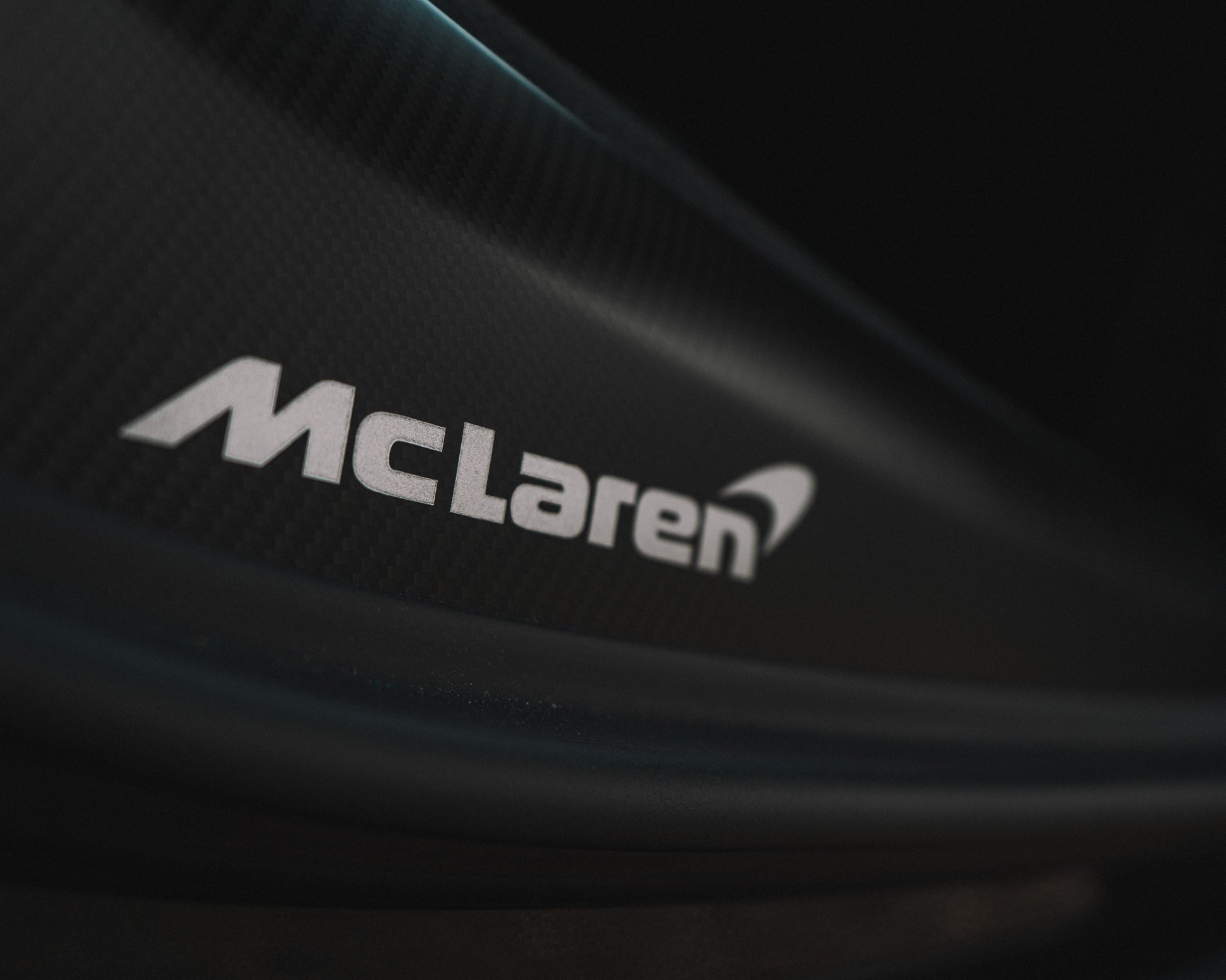 Guida in pista una McLaren Artura Performance