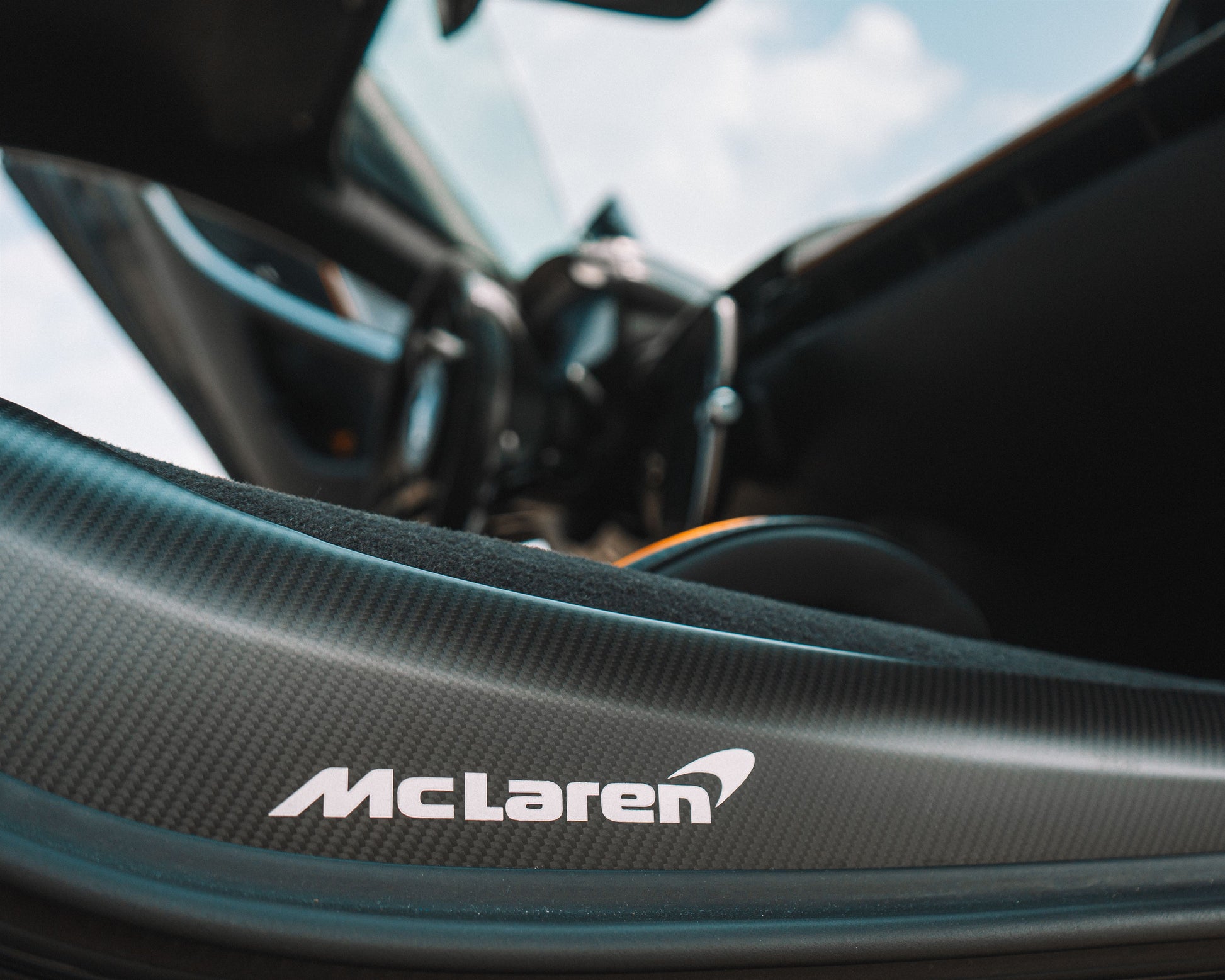 Guida in pista una McLaren Artura Performance